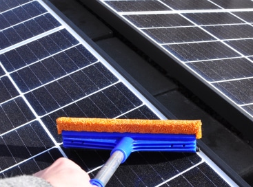 cleaning-solar-panels-with-a-wiper