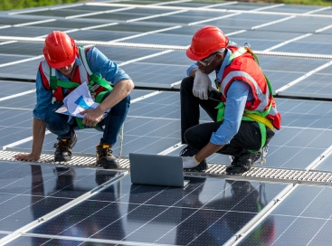 engineer-working-setup-solar-panel-at-the-roof-top